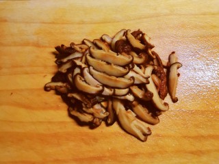 6、西红柿香菇汤,干香菇泡发后切片。