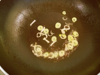 7、西红柿香菇汤,起油锅放入食用油,爆香葱片。