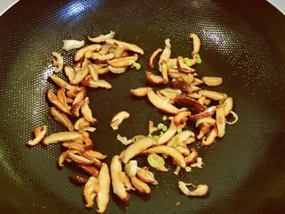 8、西红柿香菇汤,放入香菇煸炒2分钟。