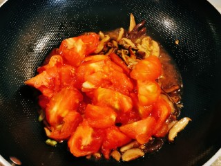 9、西红柿香菇汤,放入番茄。
