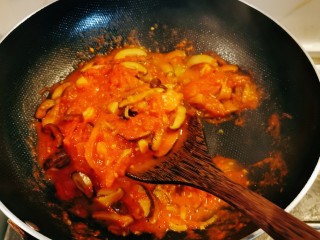 10、西红柿香菇汤,炒至番茄软烂。