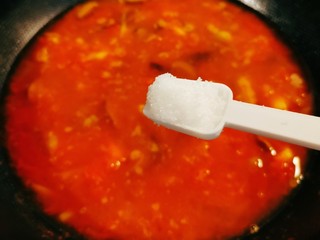 11、西红柿香菇汤,放入足够量的清水,煮开后加入白糖和盐。