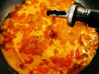 12、西红柿香菇汤,加入酱油。