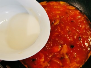 13、西红柿香菇汤,倒入水淀粉勾芡。