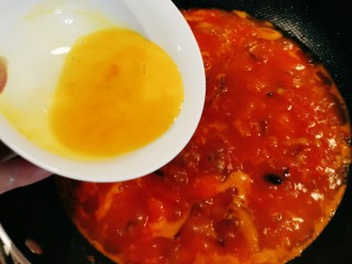 14、西红柿香菇汤,淋入鸡蛋液。