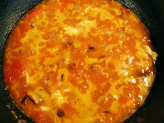 15、西红柿香菇汤,蛋花飘浮起来关火。