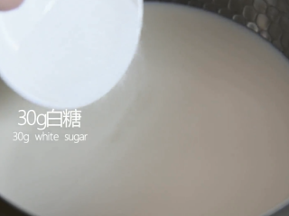 3、0厨艺也能轻松搞定的甜点——木瓜牛奶冻,倒入30g白糖