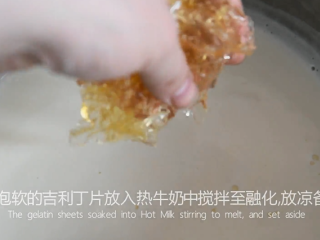 5、0厨艺也能轻松搞定的甜点——木瓜牛奶冻,将泡软的吉利丁片放入热牛奶中