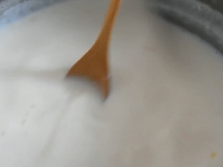 6、0厨艺也能轻松搞定的甜点——木瓜牛奶冻,搅拌至融化，放凉备用