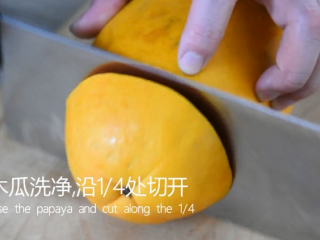 7、0厨艺也能轻松搞定的甜点——木瓜牛奶冻,木瓜洗净，沿1/4处切开