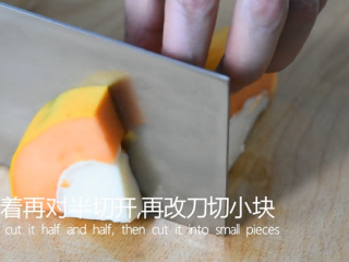 12、0厨艺也能轻松搞定的甜点——木瓜牛奶冻,接着再对半切开，再改刀切成小块