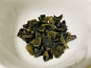 1、木耳蛋花汤,准备木耳干，煮多少准备多少量