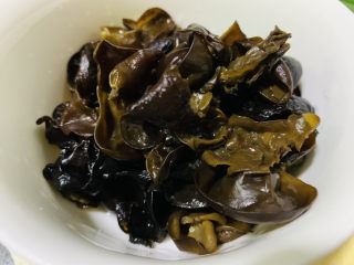 4、木耳蛋花汤,泡发好的木耳，再用清水清洗几遍，沥干水，放碗里待用