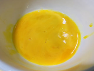 7、木耳蛋花汤,将鸡蛋打散，待用