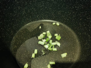 8、木耳蛋花汤,热锅，加食用油，加入葱白