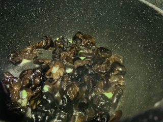 9、木耳蛋花汤,将葱白炒香，再放入木耳