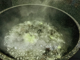12、木耳蛋花汤,大火煮开，转中火煮5分钟