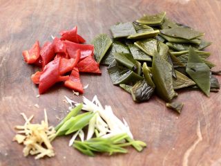 2、海带豆腐汤,海带和红椒洗净后，用刀切成菱形片，葱姜切丝。