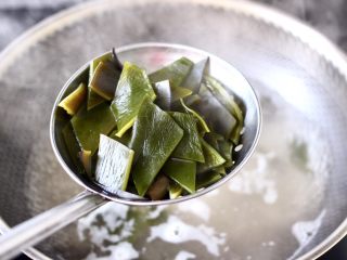 5、海带豆腐汤,锅中倒入适量的清水烧开，放入海带焯一下水，这样就会把海带身上自带的涩味去除掉，海带煮软捞出沥干水分。