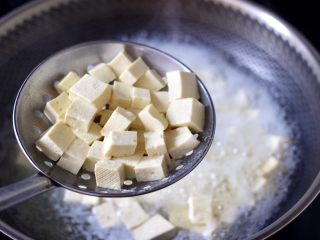 6、海带豆腐汤,同样的方法把豆腐焯一下水，这样即可以去掉豆腐的豆腥味，又可以再做汤的时候，汤汁清澈不浑浊，口感更佳。