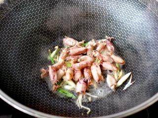 7、海带豆腐汤,锅烧热倒入花生油烧热，先爆香葱姜丝，再放入海兔大火快速翻炒均匀。