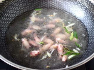 8、海带豆腐汤,锅中倒入适量的清水。