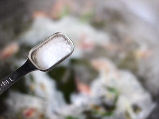11、海带豆腐汤,大火烧开后，放入适量的盐调味。