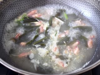12、海带豆腐汤,大火继续炖煮10分钟左右。