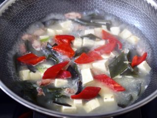 14、海带豆腐汤,加入切片的红椒。