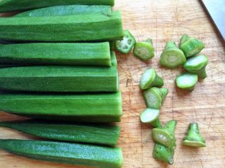 3、凉拌秋葵,把蒂去掉。