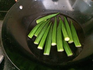 5、凉拌秋葵,放入秋葵，水煮沸后，煮2分钟就可以。