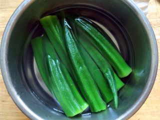 7、凉拌秋葵,放入凉开水中泡一会儿，口感更脆。