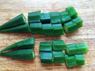 8、凉拌秋葵,取出秋葵，切掉尾部，切小段。