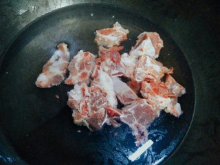 2、冬瓜排骨汤,洗好的排骨冷水下锅不要盖盖子,大火烧开