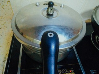 6、冬瓜排骨汤,盖上盖子,大火压20分钟