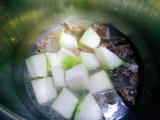 10、冬瓜排骨汤,20分钟后关火,等排骨自然放气后,下冬瓜,再次盖上盖子压了5分钟