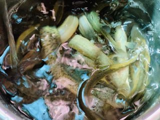 1、泥鳅炖豆腐,购买新鲜泥鳅，用清水冲洗；