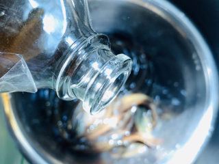 3、泥鳅炖豆腐,加料酒；