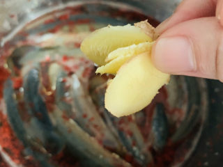 7、泥鳅炖豆腐,姜片；