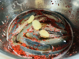 8、泥鳅炖豆腐,先腌半小时，这样腌的泥鳅，一点腥味也没有；