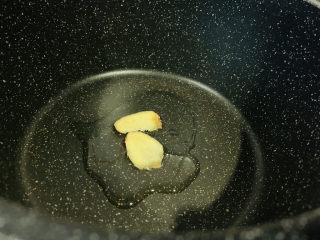 9、泥鳅炖豆腐,锅加食用油，姜片，烧热；