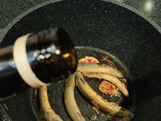 10、泥鳅炖豆腐,倒入腌制好的泥鳅，炒一下；