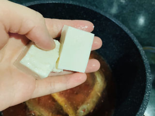 13、泥鳅炖豆腐,加入豆腐；