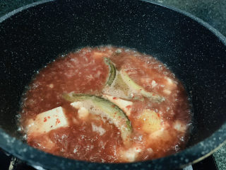 14、泥鳅炖豆腐,大火煮开；