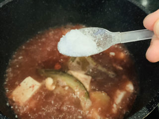 15、泥鳅炖豆腐,中火，盖上锅盖，炖10分钟；