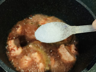 19、泥鳅炖豆腐,加些味精；