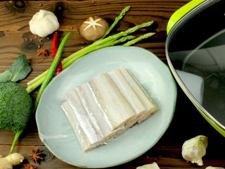 1、红烧带鱼,所需食材，先将带鱼洗净切两寸长段备用！