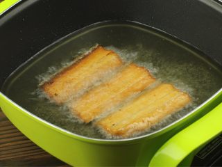 3、红烧带鱼,锅内烧热油至七成热，下带鱼炸制金黄色