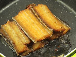 7、红烧带鱼,烹料酒去腥