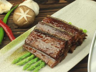 10、红烧带鱼,烫好的芦笋做装饰带鱼摆在芦笋上即可食用！